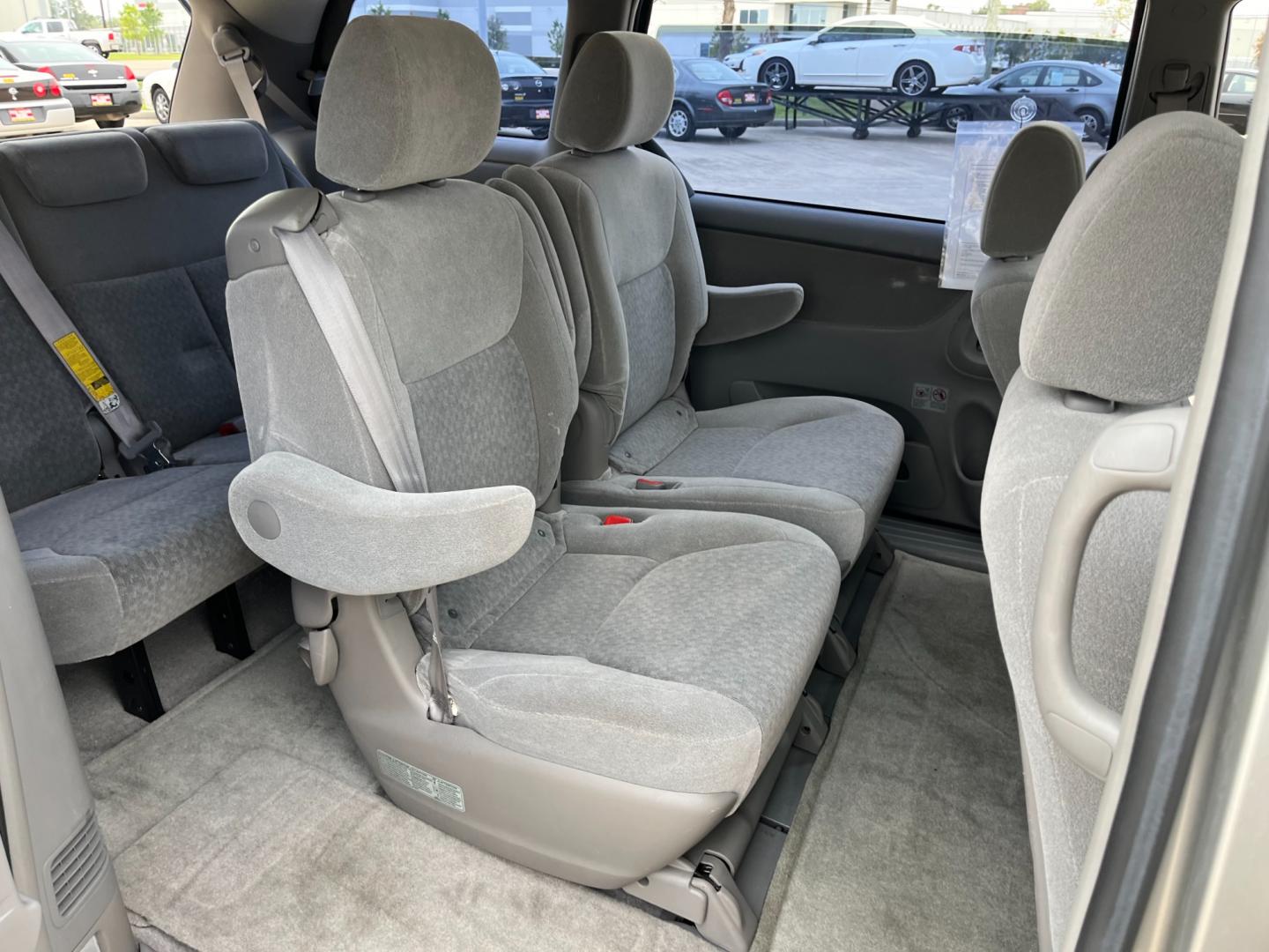 2005 SILVER /gray Toyota Sienna LE - 7 Passenger Seating (5TDZA23C75S) with an 3.3L V6 DOHC 24V engine, 5-Speed Automatic Overdrive transmission, located at 14700 Tomball Parkway 249, Houston, TX, 77086, (281) 444-2200, 29.928619, -95.504074 - Photo#12